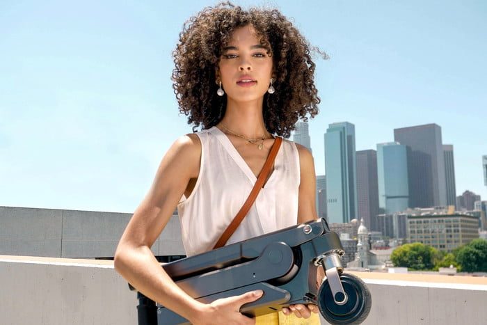 hyundai scooter electrico large 38311 hyundaimotorgrouprevealspersonalelectricscootercapableof20kmrange 700x467 c