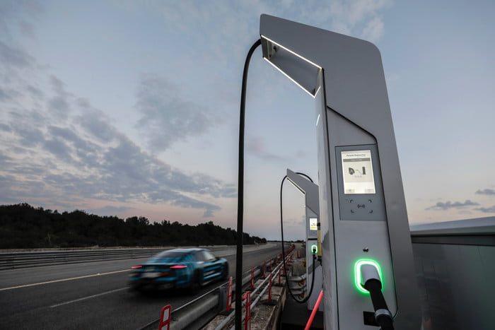 porsche taycan 2000 millas en 24 horas s19 3946 fine 700x467 c