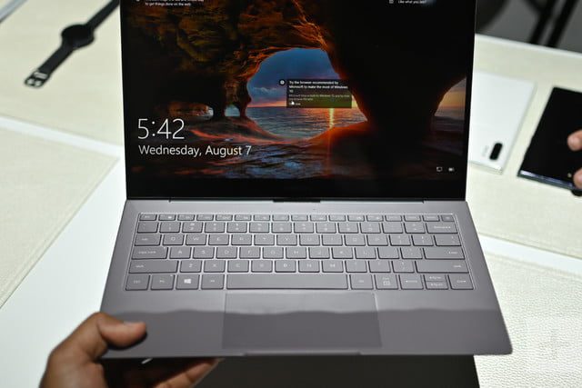 El primer análisis entre Galaxy Book S vs. MacBook Air es que la portátil de Samsung será un duro rival.