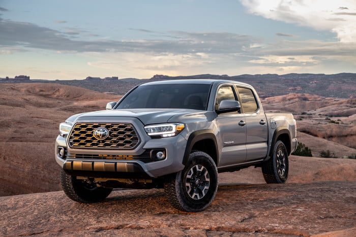 toyota tacoma 2020 salon chicago 20 trd off road cement 1 700x467 c