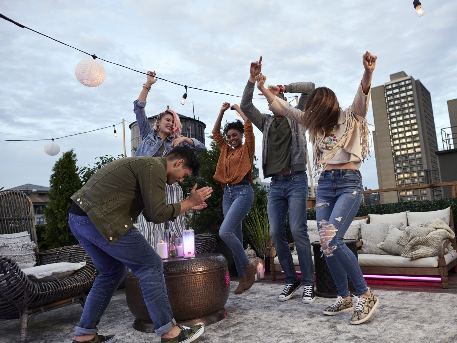 jbl pulse 4 live 300 tws ifa 2019 328876 rooftop lounge 2 43f0f2 original 1567502012