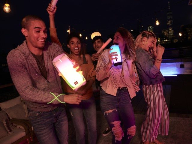 jbl pulse 4 live 300 tws ifa 2019 328878 rooftop dancing 5 92a6e6 original 1567502015