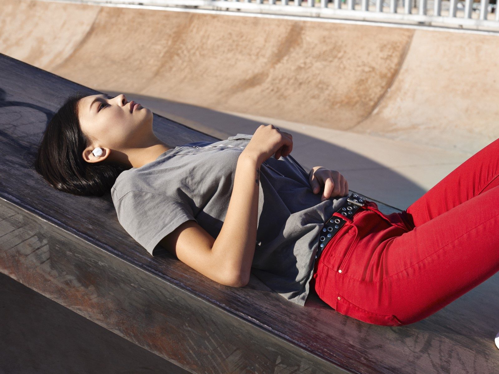 jbl pulse 4 live 300 tws ifa 2019 328889 300tws white 01 lifestyle image 85b3b0 original 1567502395