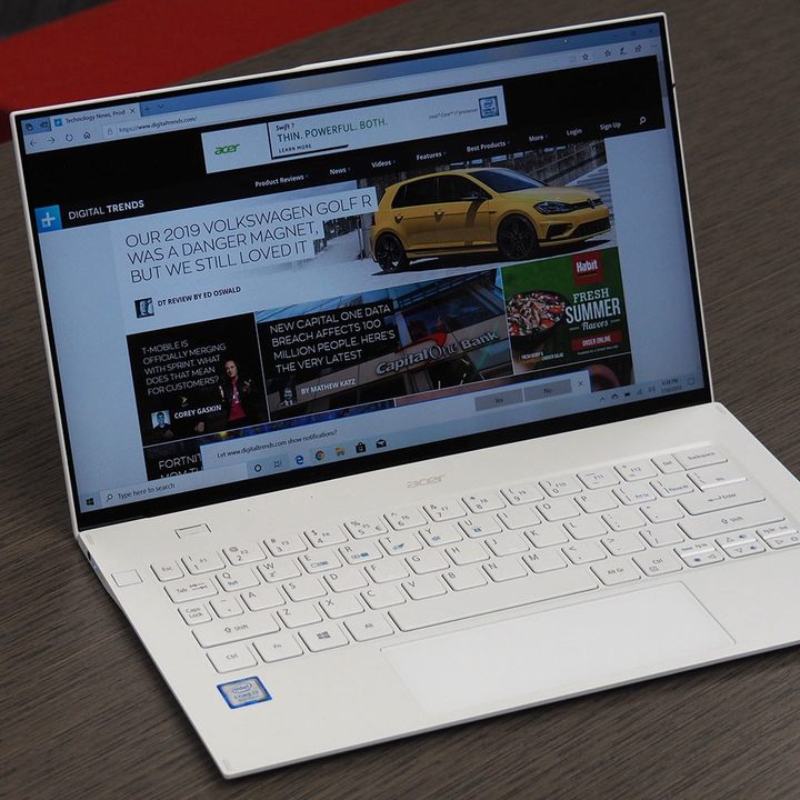 Acer Swift 7, una de las mejores laptops ligeras sobre una mesa