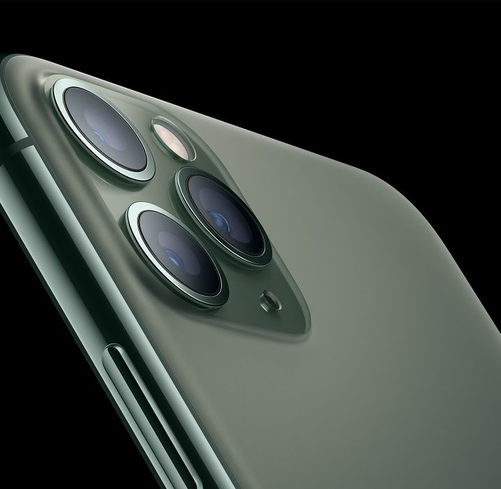 Celular mostrando sus tres cámaras para comparar al iPhone 11 vs. iPhone 11 Pro vs. iPhone 11 Pro Max