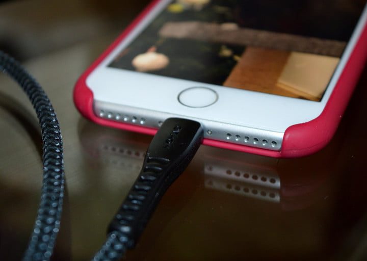 Celular conectado con cable USB-C para aprender cómo cargar más rápido el iPhone