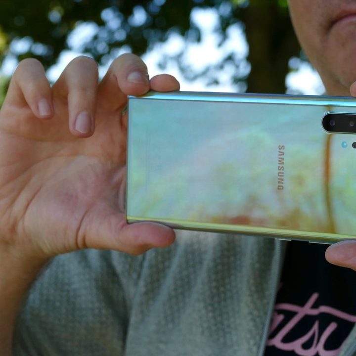 La cámara del Galaxy Note 10 Plus tiene tres lentes en su parte posterior.