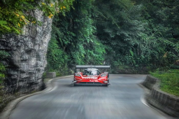 volkswagen id r electrico china record tianmen mountain 2019 large 10122 700x467 c
