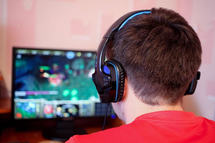 Gamer en una computadora para aprender cómo transmitir en Twitch