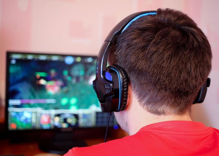 Gamer en una computadora para configurar AMD Smart Access Memory