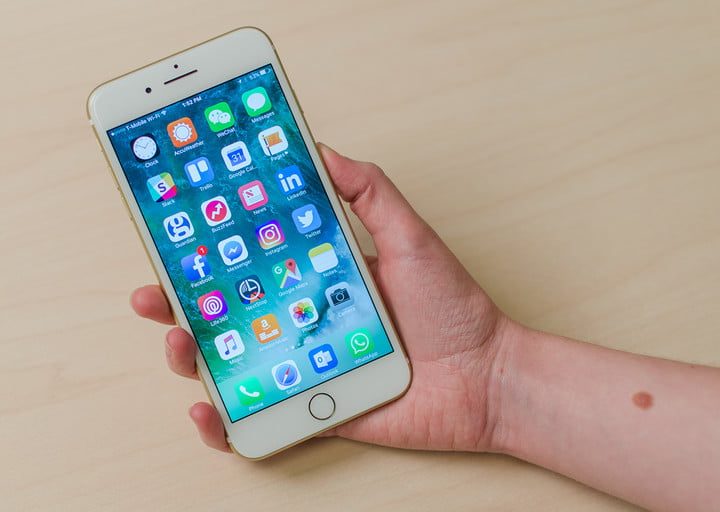 Una persona sostiene con su mano derecha el iPhone 7 | Consejos para el iPhone 7