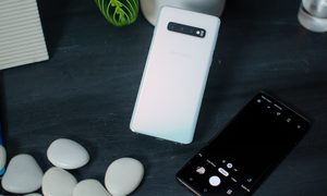 Un teléfono Galaxy S10 Plus sobre una mesa