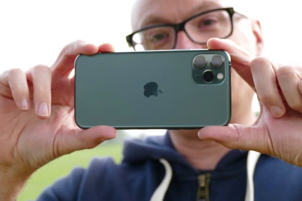 Una persona captura una fotografía con la cámara del iPhone Pro 11