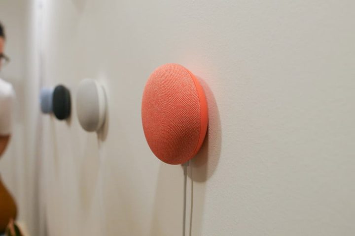 Google Nest Mini sobre la pared