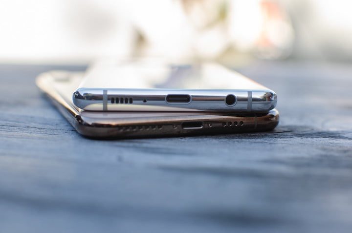 Visita de la ranura mini USB de carga del Galaxy S10 Plus vs. iPhone XS Max