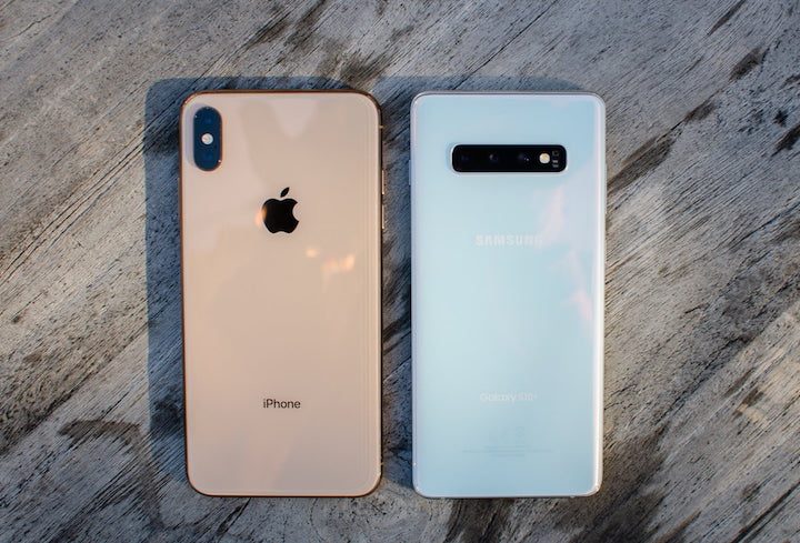 Vista del panel posterior y del conjunto de cámaras del Galaxy S10 Plus vs. iPhone XS Max