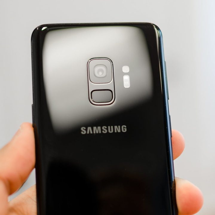 Una persona sostiene un Galaxy S9