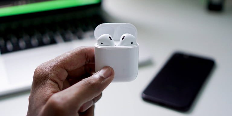 El precio inclina la balanza en el enfrentamiento Microsoft Surface Earbuds vs. Apple AirPods.