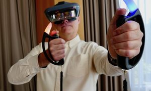 Un hombre con lentes de realidad virtual usando una de las mejores laptops para VR