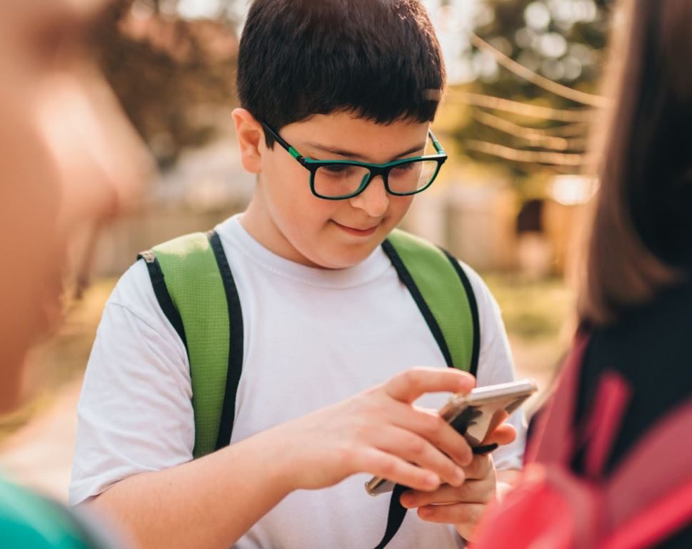Niño mirando teléfono