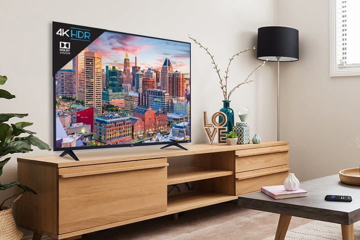 Pantalla inteligente sobre la sala del hogar