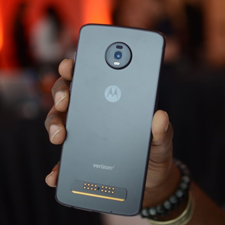 moto z4 vs asus zenfone 6 back 1500x1000