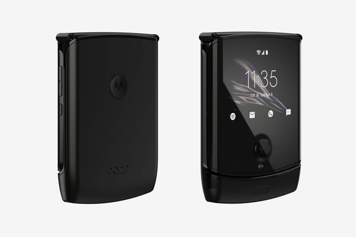 motorola razr pantalla plegable 2 foldable phone product shot 3 700x467 c