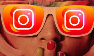Una mujer con lentes con los logos de Instagram. Te contamos cuál es la mejor hora para publicar en Instagram.