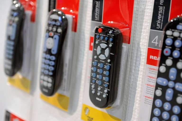 Vista de control remoto universal RCA en su empaque en exhibicion