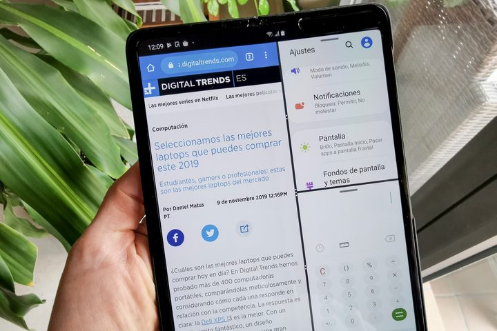 Samsung Galaxy Fold desplegando distintas aplicaciones