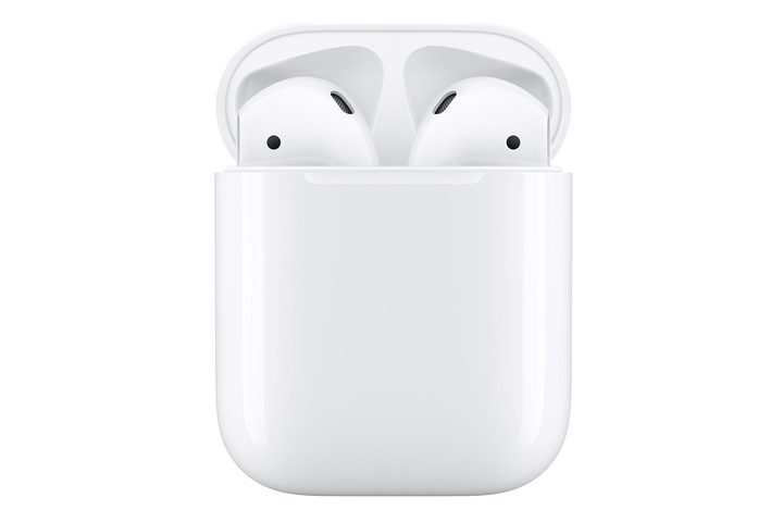 AirPods en su case de carga