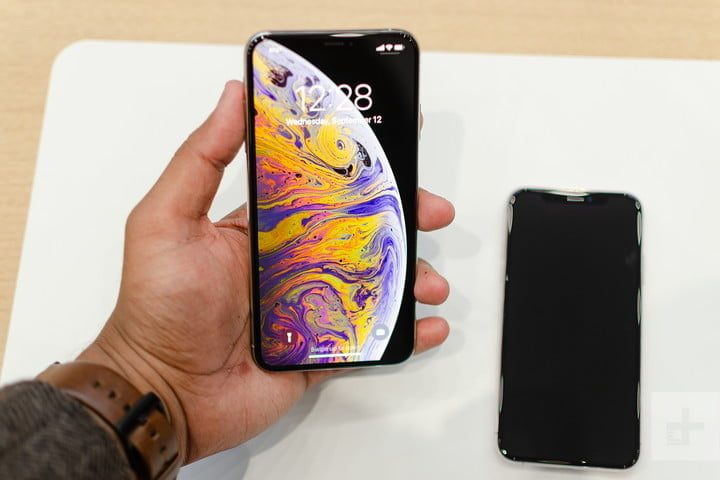 Una persona sostiene un iPhone XS Max en sus manos.