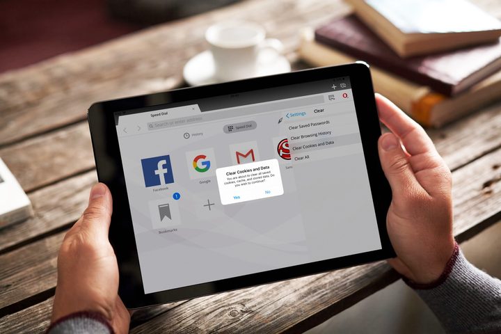 Usuario sostiene tableta inteligente