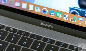 Vista parcial del teclado y pantalla con el dock de una Mac lista para aprender a cómo cambiar los programas de inicio