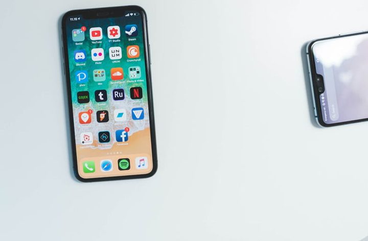 iPhone sobre una mesa con distintas apps