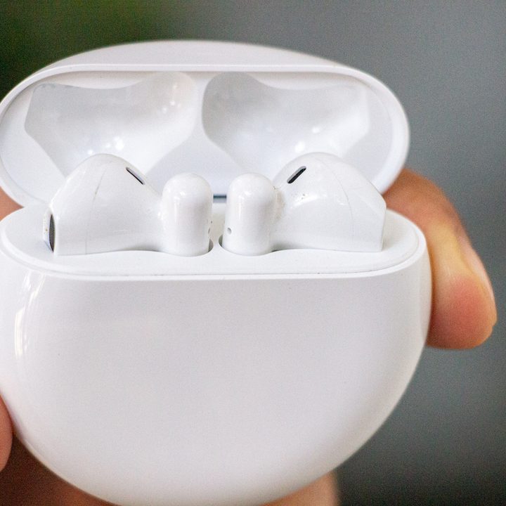huawei freebuds 3 sostenidos por un usuario