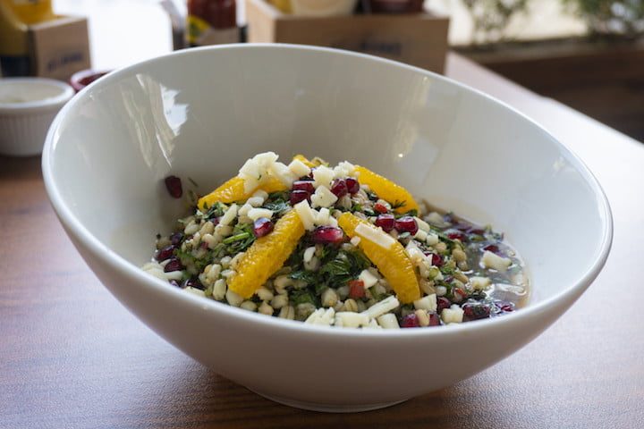 Una ensalada saludable servida en un plato. Esta es una de las alternativas que puedes preparar con las mejores apps de recetas.