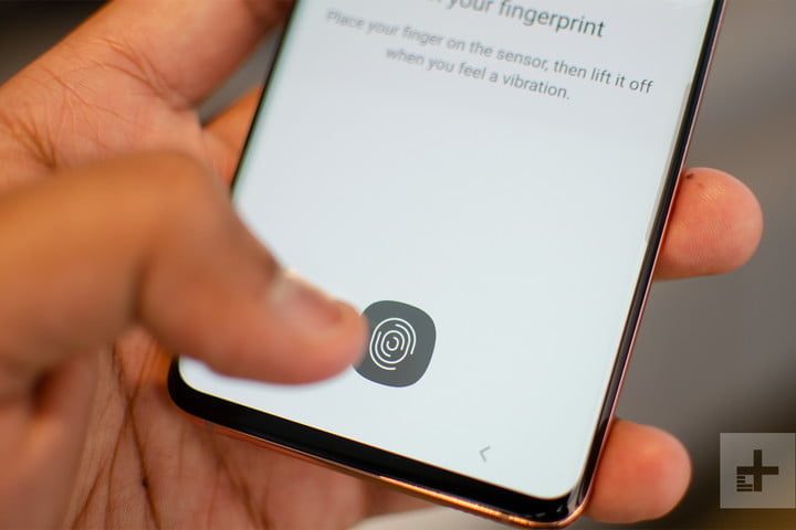 Un usuario activa el Galaxy S10 con el sensor de huellas dactilares.