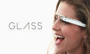 mujer usando los google glass