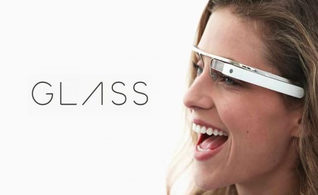 mujer usando los google glass