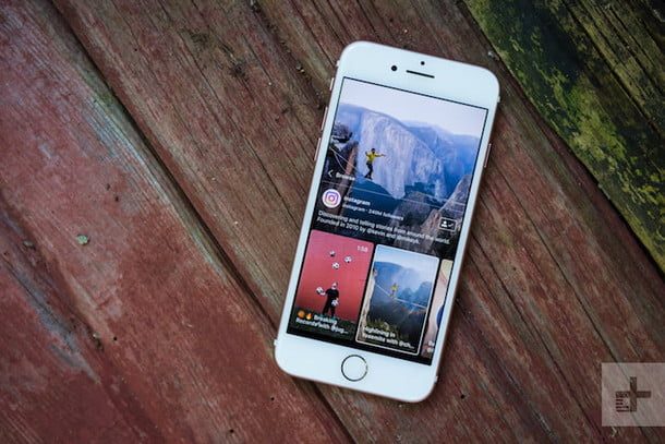 Teléfono con Instagram sobre una mesa