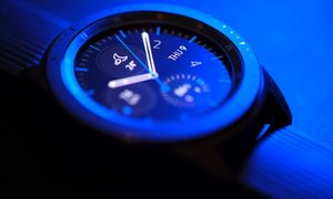 Imagen con efecto azul del reloj Galaxy Watch de Samsung