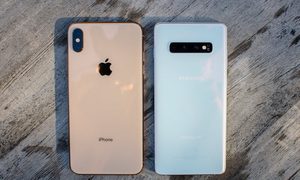 Vista posterior del conjunto de cámaras del Galaxy S10 Plus vs. Iphone XS Max