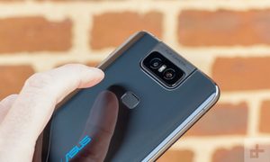 Una persona se apresta a presionar el sensor de huella digital del Asus Zenfone 6, uno de los mejores teléfonos baratos que puedes comprar.