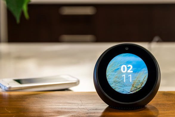 Un altavoz Amazon Echo Spot.