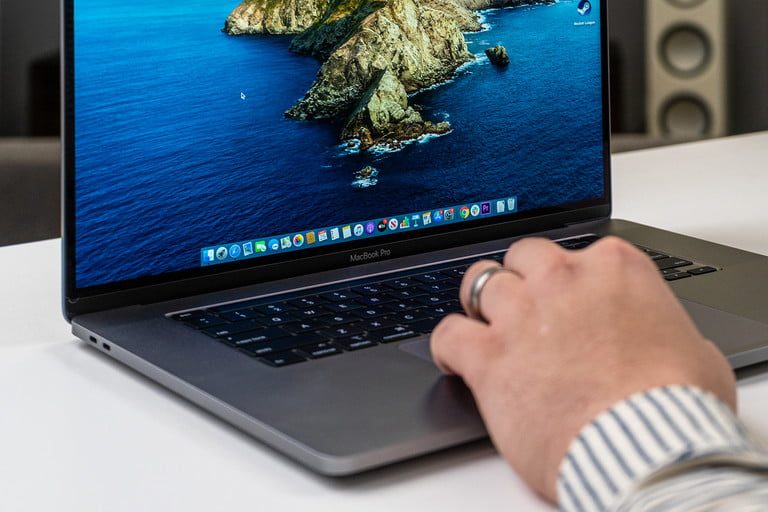 mano escribiendo en el teclado de una portátil MacBook Pro 16