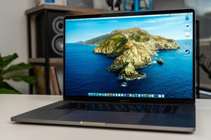 MacBook Pro sobre una mesa mostrando una imagen de una isla para comparar Dell vs. Apple