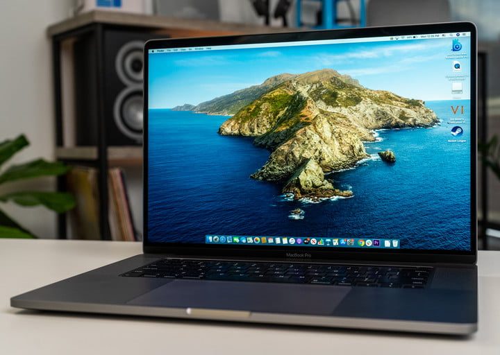 MacBook Pro sobre una mesa mostrando una imagen de una isla para evaluar la pantalla de la laptop