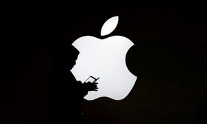 Persona con logo de Apple en negro