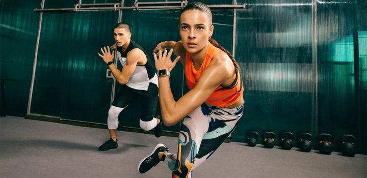 Hombre y mujer ejercitándose en interiores